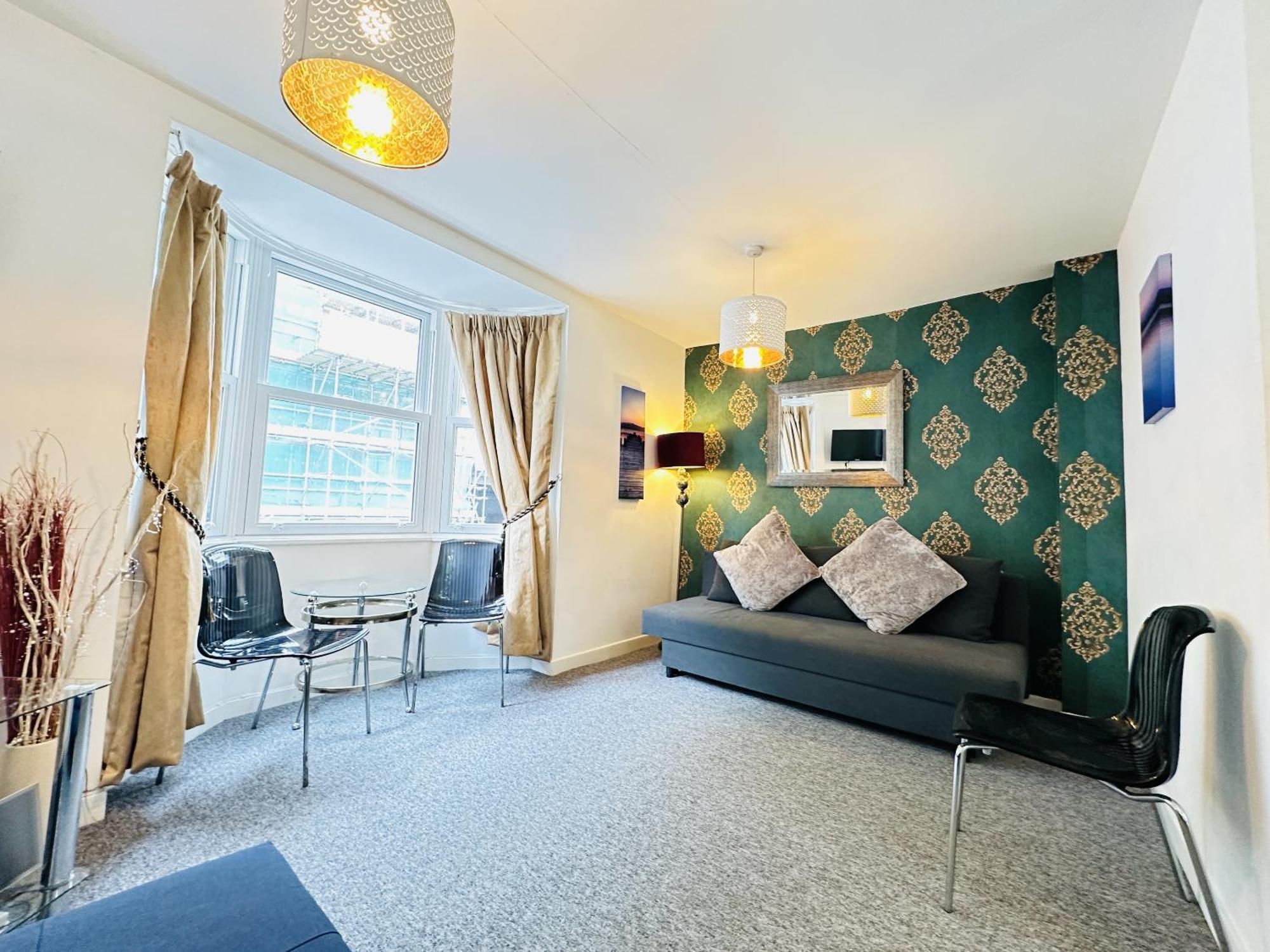 Location,4-br House,churchill Square Car Park & Sea-2 Min, Conference Centre 3 Min, Shops, Restaurants, I-360, Pier - Walking Distance Hove