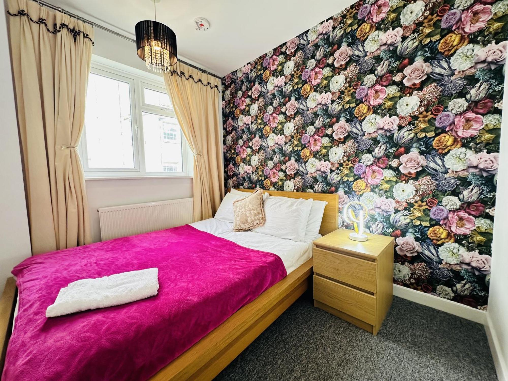 Location,4-br House,churchill Square Car Park & Sea-2 Min, Conference Centre 3 Min, Shops, Restaurants, I-360, Pier - Walking Distance