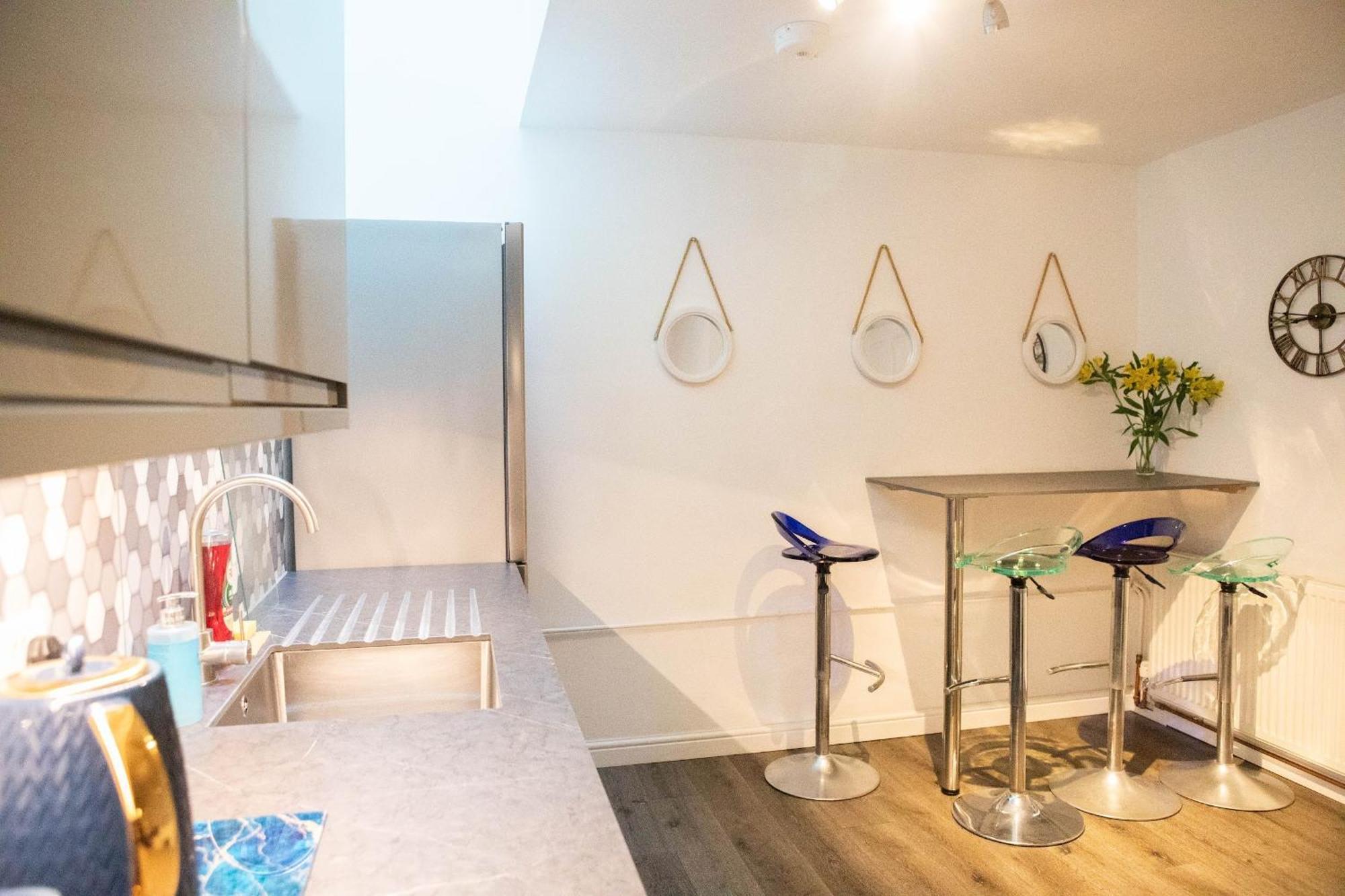 Location,4-br House,churchill Square Car Park & Sea-2 Min, Conference Centre 3 Min, Shops, Restaurants, I-360, Pier - Walking Distance *