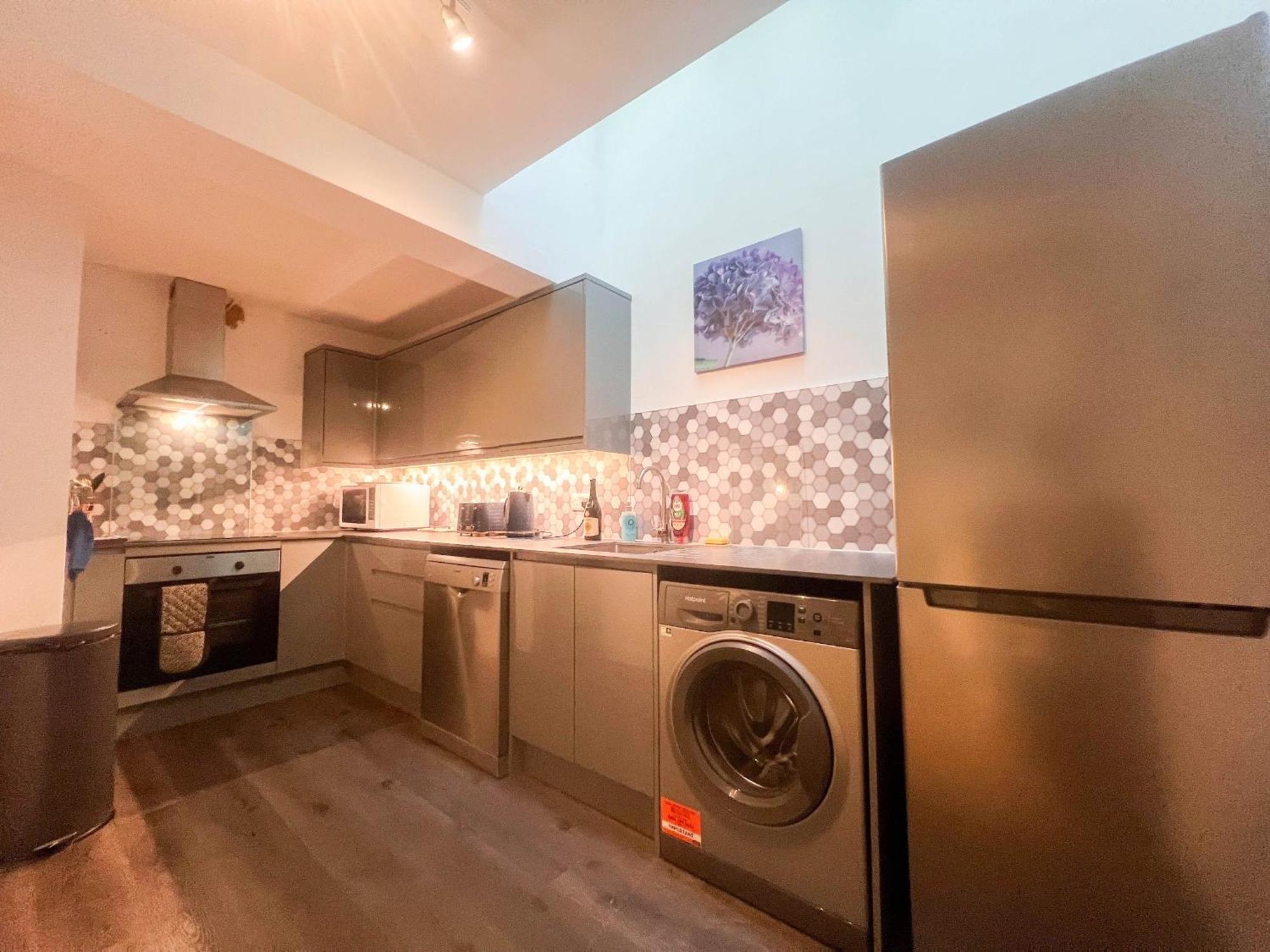 Location,4-br House,churchill Square Car Park & Sea-2 Min, Conference Centre 3 Min, Shops, Restaurants, I-360, Pier - Walking Distance Appartement Hove