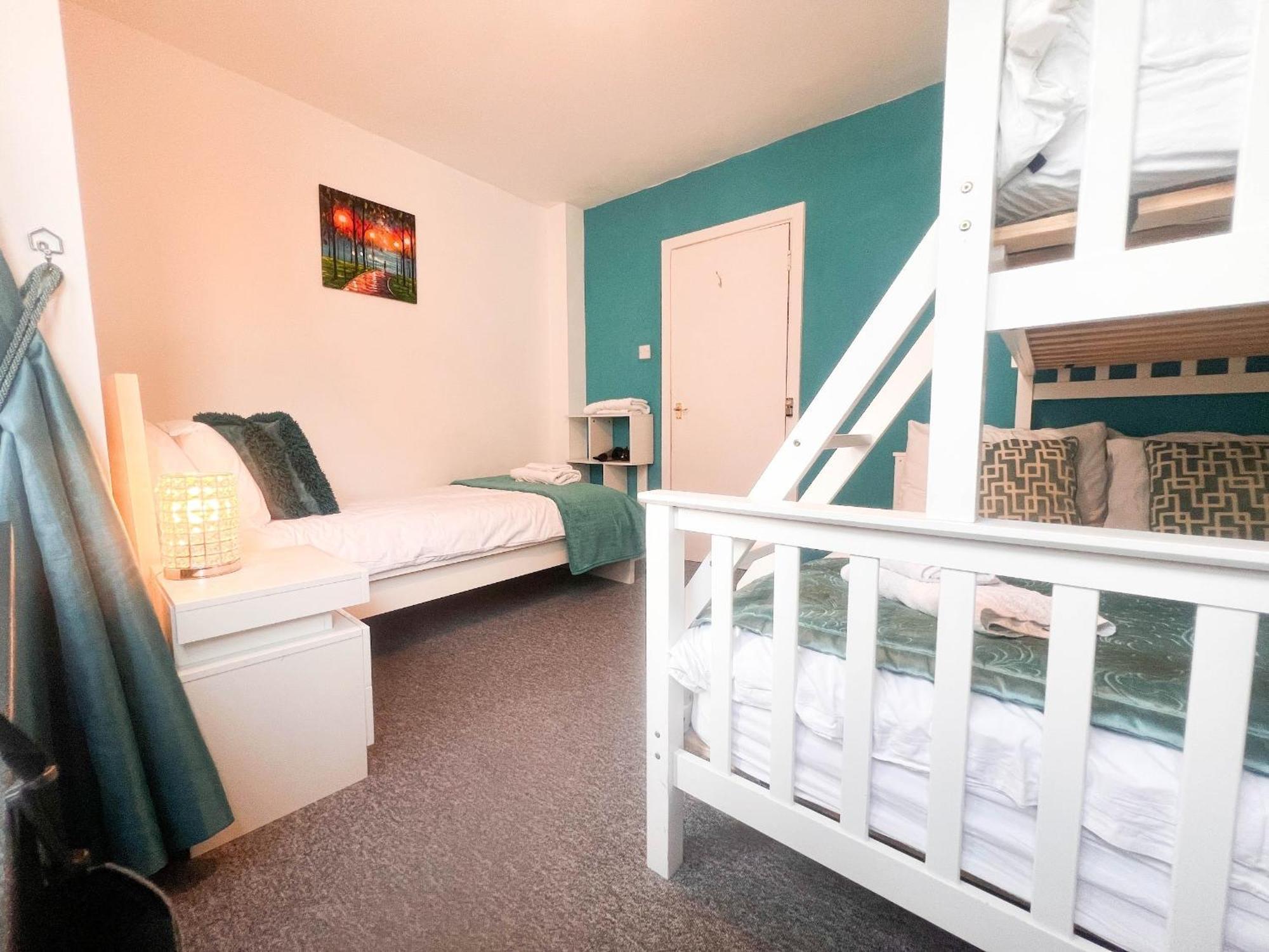 Location,4-br House,churchill Square Car Park & Sea-2 Min, Conference Centre 3 Min, Shops, Restaurants, I-360, Pier - Walking Distance *