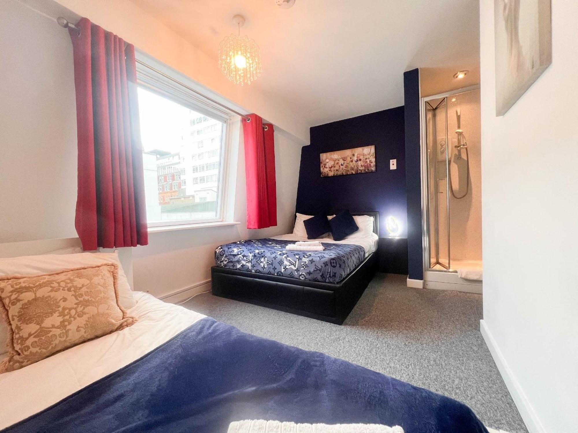Location,4-br House,churchill Square Car Park & Sea-2 Min, Conference Centre 3 Min, Shops, Restaurants, I-360, Pier - Walking Distance Hove