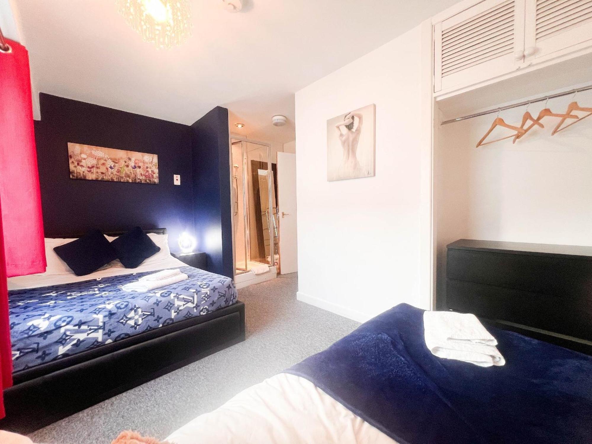 Location,4-br House,churchill Square Car Park & Sea-2 Min, Conference Centre 3 Min, Shops, Restaurants, I-360, Pier - Walking Distance