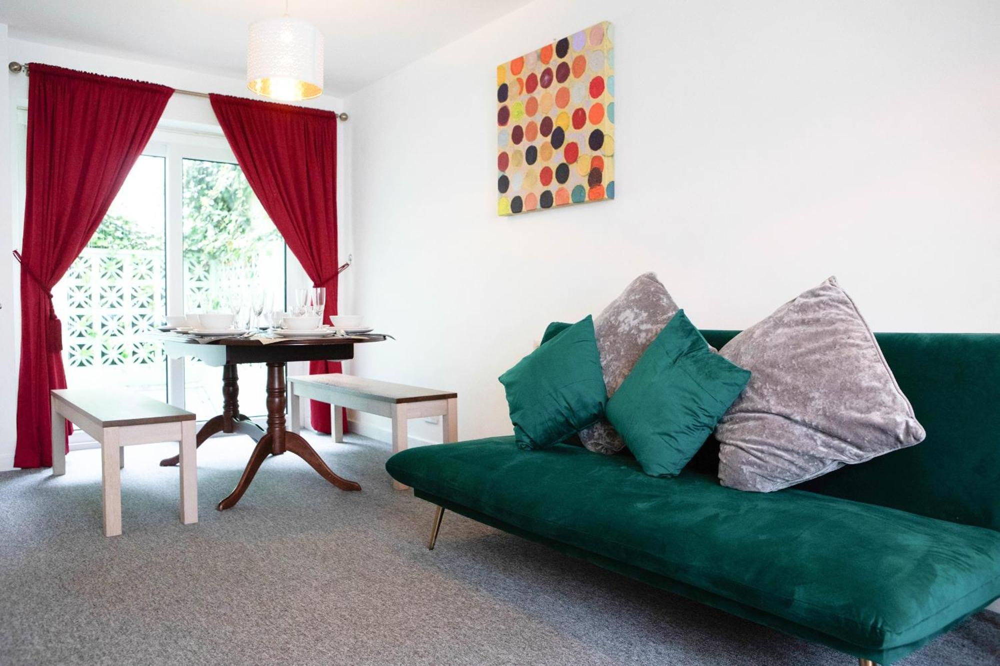 Location,4-br House,churchill Square Car Park & Sea-2 Min, Conference Centre 3 Min, Shops, Restaurants, I-360, Pier - Walking Distance Hove