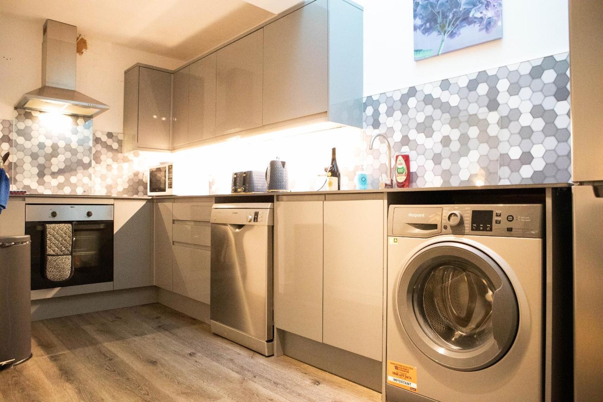 Location,4-br House,churchill Square Car Park & Sea-2 Min, Conference Centre 3 Min, Shops, Restaurants, I-360, Pier - Walking Distance Hove