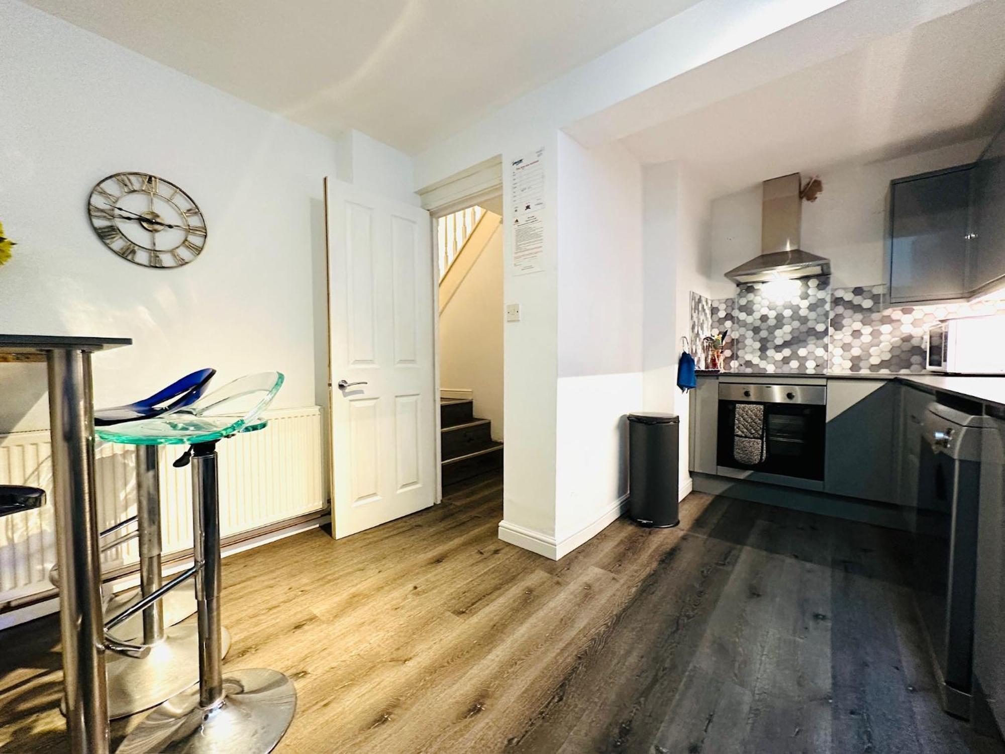 Appartement Location,4-br House,churchill Square Car Park & Sea-2 Min, Conference Centre 3 Min, Shops, Restaurants, I-360, Pier - Walking Distance *