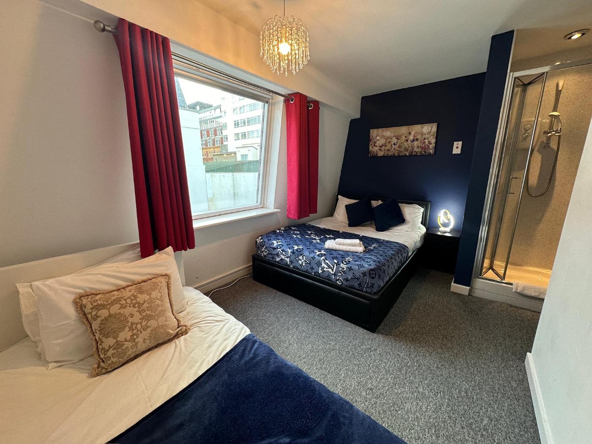 Location,4-br House,churchill Square Car Park & Sea-2 Min, Conference Centre 3 Min, Shops, Restaurants, I-360, Pier - Walking Distance *